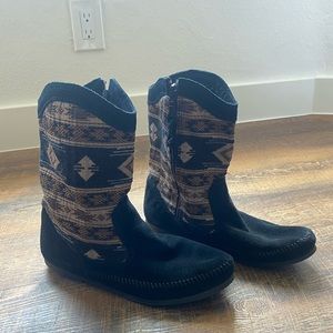 Minnetonka Aztec Stitched Boots